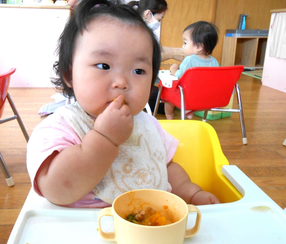 上手に大きなかぼちゃを手でつかんでパクリ😊

なんでもモリモリ食べて元気いっぱいです。