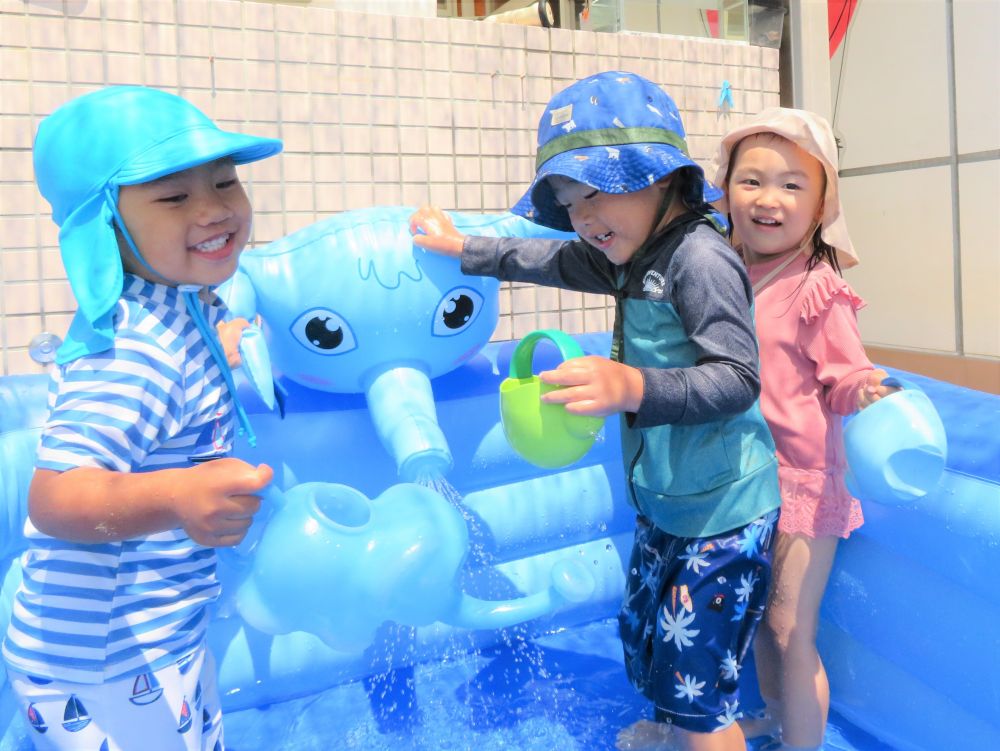 鼻を動かすと遠くまで水が飛んで行くのが楽しかったね♪
