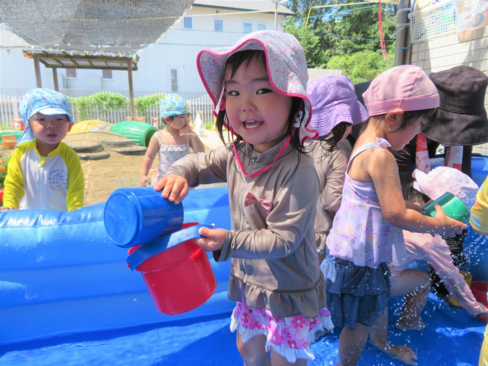 バケツや金魚すくい、ペットボトルシャワー・・・
プール遊びは楽しい事がいっぱいだね♪