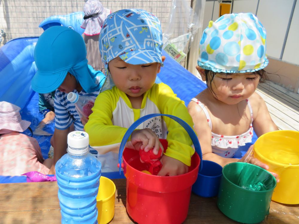 夏祭りでも遊んだ金魚すくい。

好きな遊びに出会えたか♪♪
