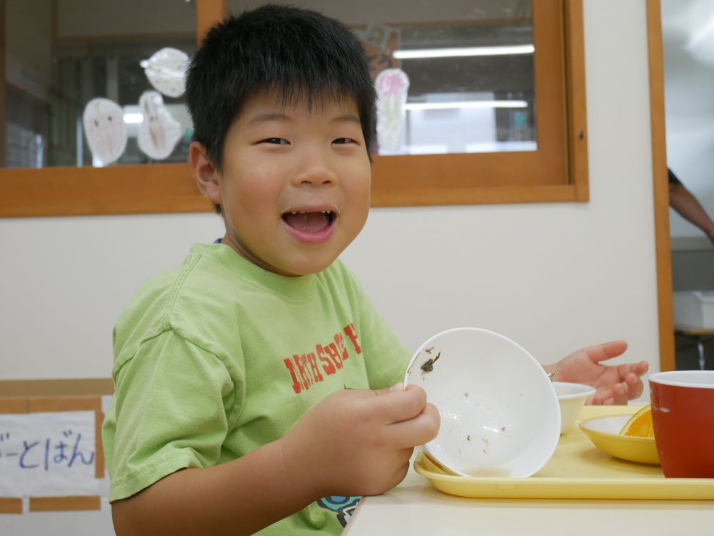 次々に出てくる動物たちと、教えてくれるアドバイスの楽しさに、子ども達はにっこにこで聞き入っています。

給食の時間。
「これがりっちゃんのさらだかぁ」
「あ、犬さんが言ってたハム、入ってる！」
物語に登場した食材と、実際のサラダを比べています♪

あっという間に、お皿もからっぽに♡