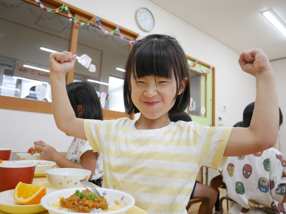 「りっちゃんのサラダ食べて、げんきもりもり！」
と、絵本の最後にも出てくる元気ポーズを見せてくれる子ども達☆
食べてすぐに、力がみなぎってきたようです(笑)

【そらまめくんのベッド】で、苦手だった豆に興味を持ってくれたり。。
【グリーンマントのピーマンマン】で、ピーマンが食べられるようになったり。。
【サラダでげんき】で、苦手な野菜を頑張る姿が見られたり。。

“食”にまつわる絵本を読むことで“食”に興味を持ち、子ども達自身の“食生活”が豊かになってくれたらいいなと思います。

園では日々、色んなジャンルの絵本に親しんでいます♡
これから訪れる、過ごしやすい季節。
【読書の秋】とも言いますし、ご家庭でもぜひ、わくわくする絵本を探してみてください♡
