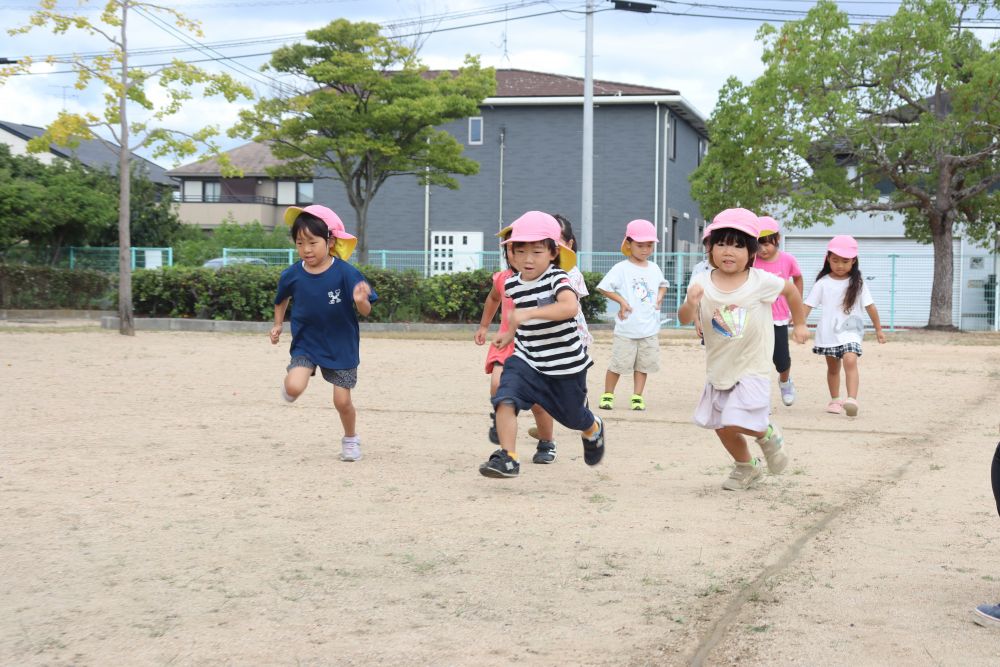 夏休みが明けてまだまだ暑い日が続きますが、風が吹くと涼しく気持ちがいい☆
もう1ヵ月もすると運動会なので高西公園の広場でみんなでかけっこをしました



3歳児までは直線を走りましたが、4歳児からはトラックを走ります
公園に線を書いて「よーいドン！」
