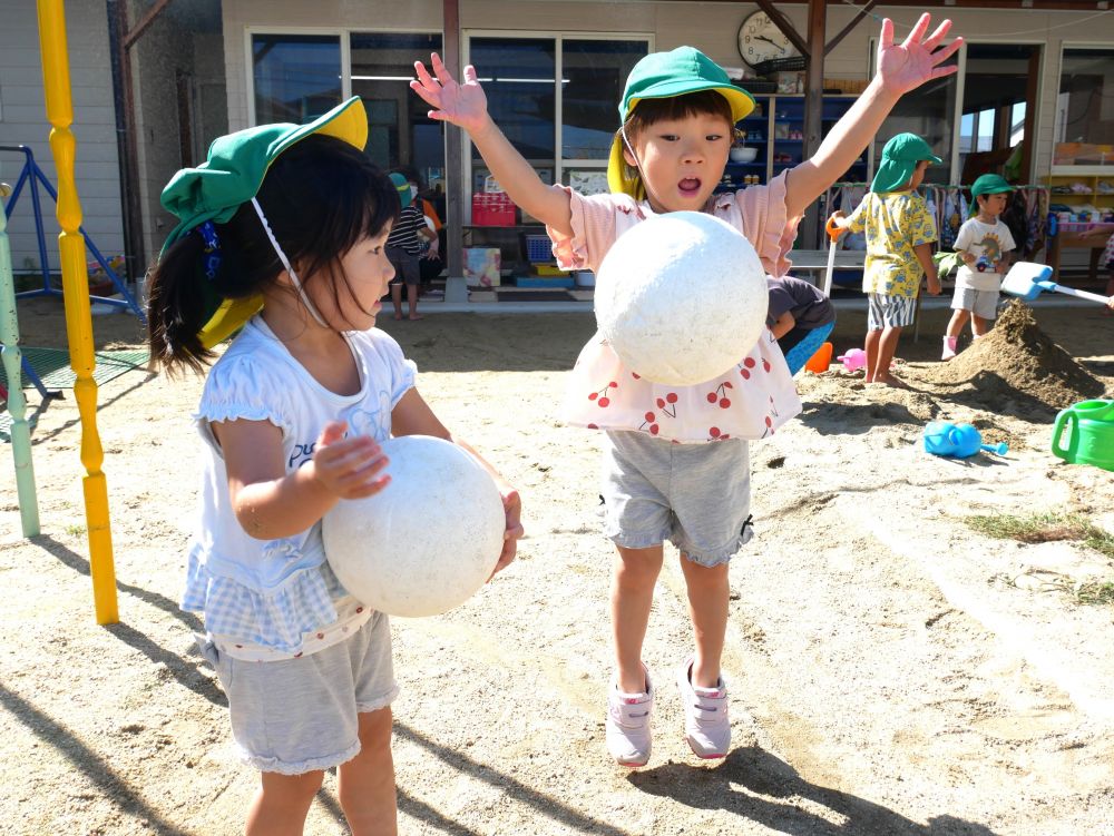 季節は夏から秋へ・・・
水遊びも終わり園庭では運動遊びを楽しむ子どもたち
それぞれの子がやってみたいことに挑戦する姿がみられます



ボールを投げては自分で取って・・・
そしてボールを追いかけて・・・
繰り返し楽しむ♡