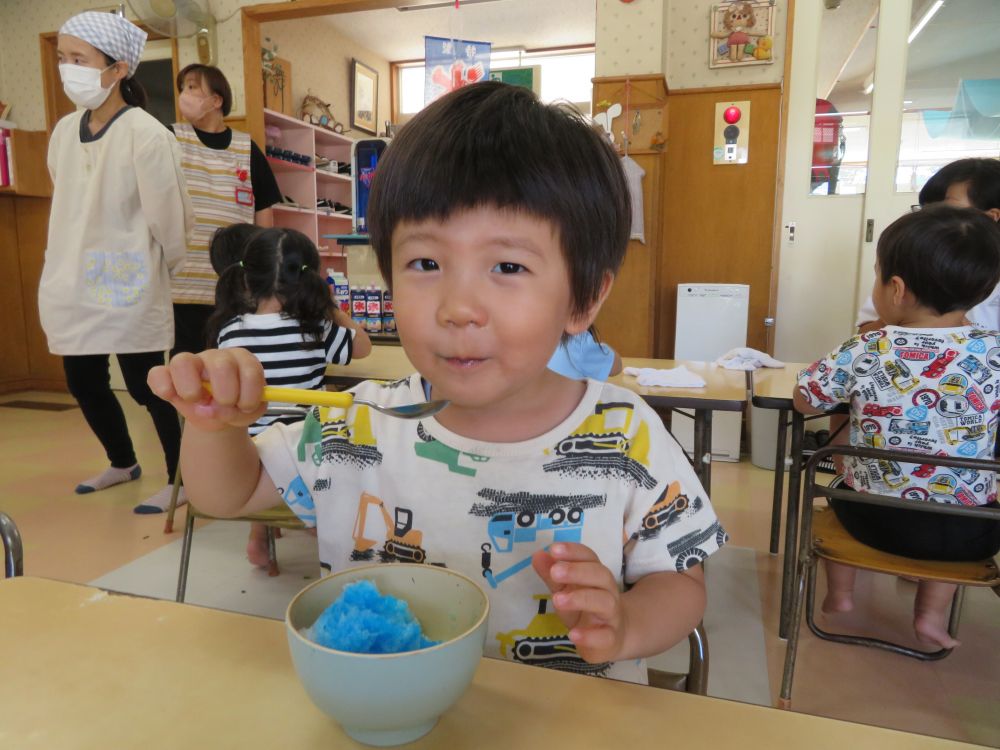 今年最後のかき氷。
朝から。。。いえいえ昨日から(^o^)楽しみにしていた、松浦先生のかき氷屋さん。
♬『ガリガリガリガリかきごおり～』♬歌も歌って準備万端！！

好きなシロップかけて
「いただきまぁ～す♡」

