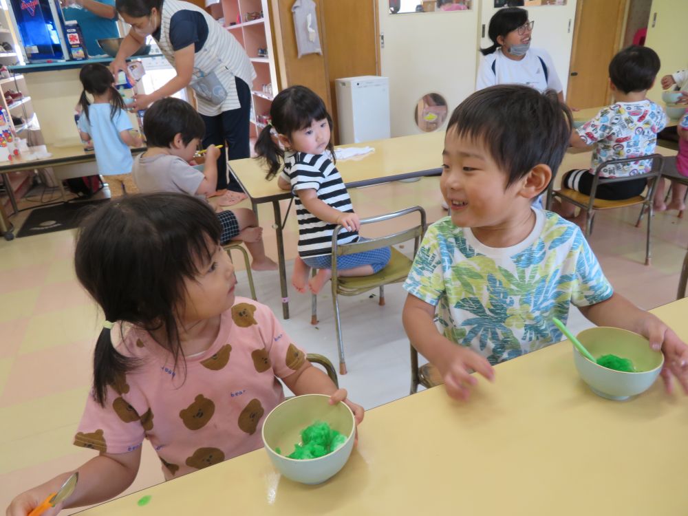 ｢メロン、おなじだね」
お友達と食べるかき氷は、特別おいしい♡