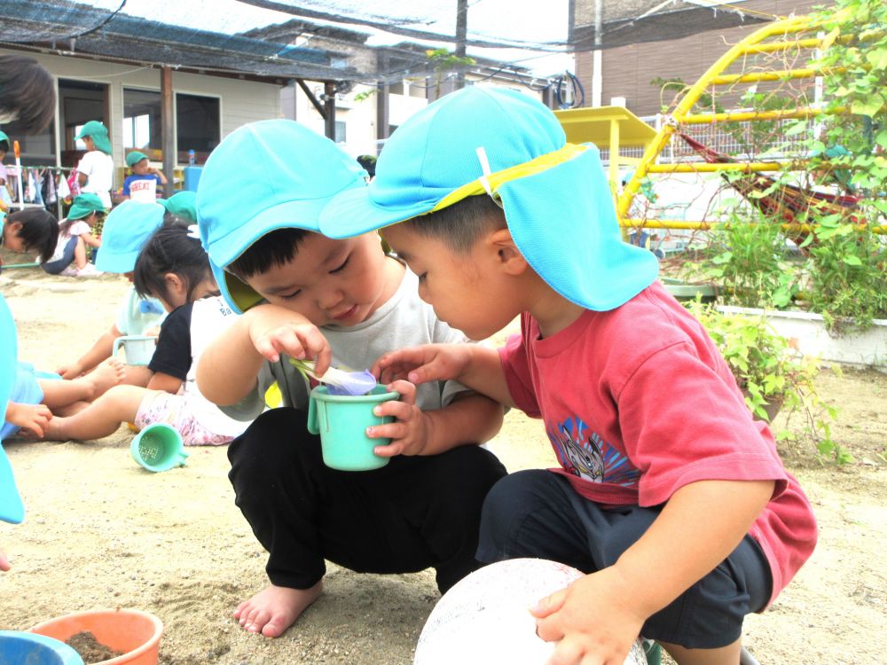 「虫見せて！」
「いいよ！ほら」
「ダンゴ虫いいなぁ。どこにおったん？」
「こっちよ！教えてあげる！」
虫が大好きなＳくん
Ｉくんが虫に興味を持ってくれたことが嬉しくて虫探しに誘いました
ダンゴ虫はすぐには見つからず、二人はあっちこっちへ大移動しながら大捜索！
