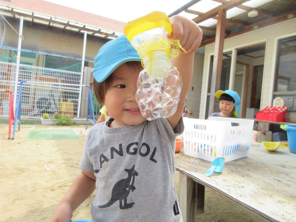 吹く風が気持ちよくなってきました
風にフワフワ飛んでいくしゃぼん玉を見て嬉しそうな子ども達
次はどんなしゃぼん玉ができるか楽しみだね♡