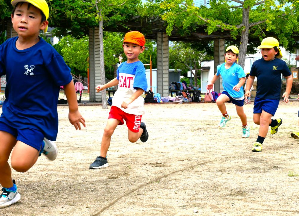 水遊びも終わり園庭では、
鬼ごっこや縄跳びなど身体を動かし
様々な運動遊びに挑戦しています



日中はまだ暑い日もありますが
涼しい日は公園に行き
かけっこやリレーを楽しんでいます

走るのが苦手な子や、好きな子も
真剣な表情でゴールを目指します♡
