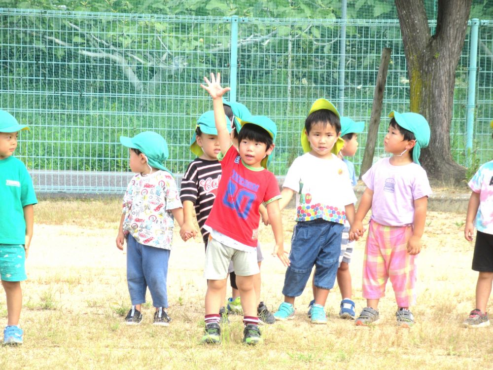 みんなで散歩をしたりマラソンをしたり
日頃から体を動かすことを楽しんでいます



運動会を心待ちにしているリス組さん
今日は公園でかけっこです
『〇〇くん！！』　自分の名前が呼ばれると・・・
『はーい！！』　元気よく返事をし
みんなで　“よーいどん”