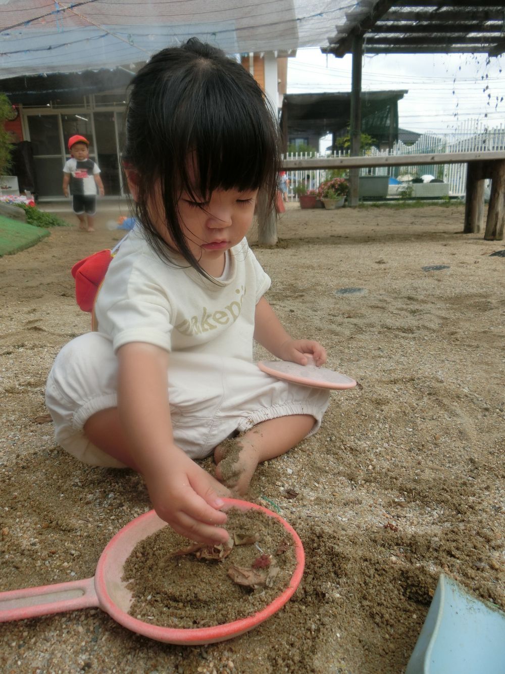 夏は水を使って、プール・・・泥んこ遊び・・・

少し涼しくなってきて、子どもたちも感じる事ができるようになったのか・・・
子どもたちの遊びにも変化が・・・

砂と落ち葉を使って・・・
おままごと♪