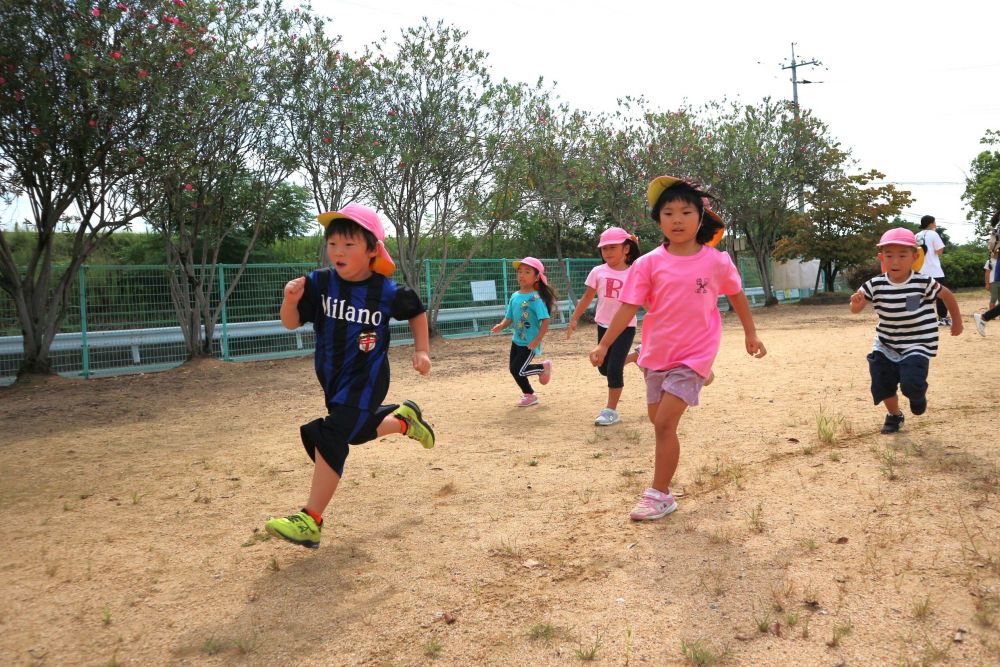 まだまだ暑い日は続いていますが
少しずつ季節は秋に・・・
友達と体を動かして遊ぶ事を楽しむ♡



昨年の運動会では真っ直ぐ走ったかけっこ
今年からコーナー走りに挑戦☆


キリン組さんにコーナーを
走りやすいように協力してもらいながら
友達と一緒に走ることを楽しむ・・♡
