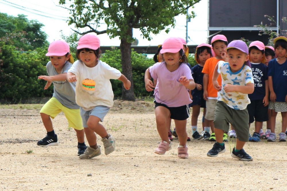 「ゾウ組になったけキリン組と同じ！こうやって走るんじゃね」
「楽しみ♡」
「難しそう・・」
「走ってみたらできるかもよ！」

