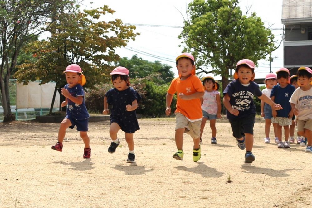 運動会に向け、かけっこをする
積み重ねる中で
”勝って嬉しい”　”負けて悔しい”
”負けるからいやだな・・”など
一人一人色々な気持ちと葛藤する姿が増えてきました