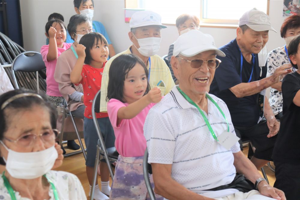 集会所に着くと、みんなで歌を歌ったり、肩たたきをしたり

おじいちゃんおばあちゃんも嬉しそうです