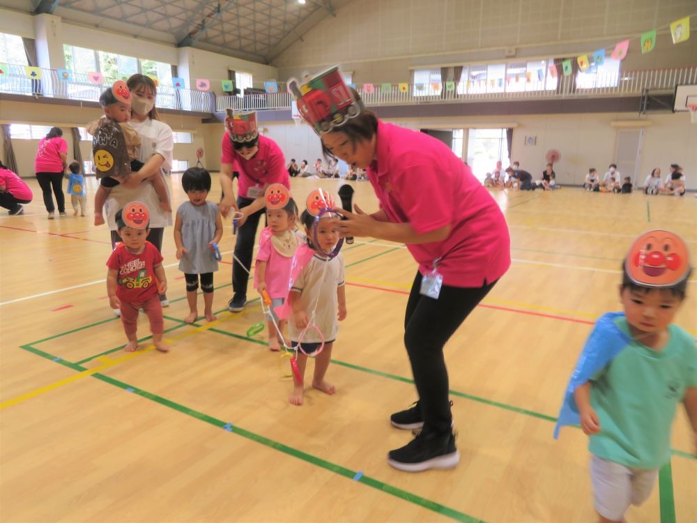 いよいよ運動会本番！
毎日の遊びの中で踊ったり、かけっこしたり・・・
今日はどんな姿を見せてくれるでしょうか？

今城先生の掛け声でヒヨコ組さんの運動会が始まりました♪
ヒモ電車についているお気に入りの色の輪っかを持って笑顔で行進です。
保護者の方の手拍子がとても温かく感じました。
