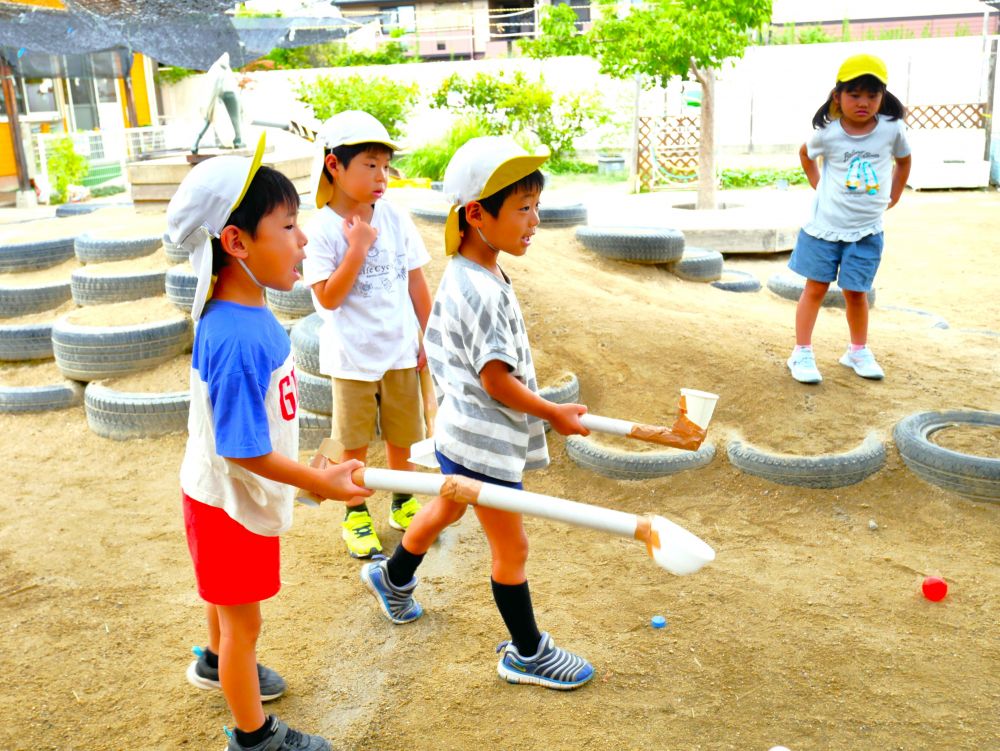 アイテムが出来てくると時間を決め
園庭で戦ってみることに！！