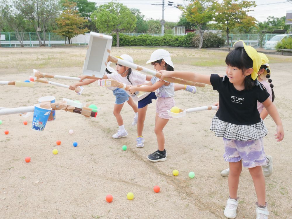 友達と力を合わせて競技に取り組み
協力したり、競い合ったりする楽しさを味わう


一人一人がこだわって作ったアイテムを持ち
高西公園で第１回戦！！
