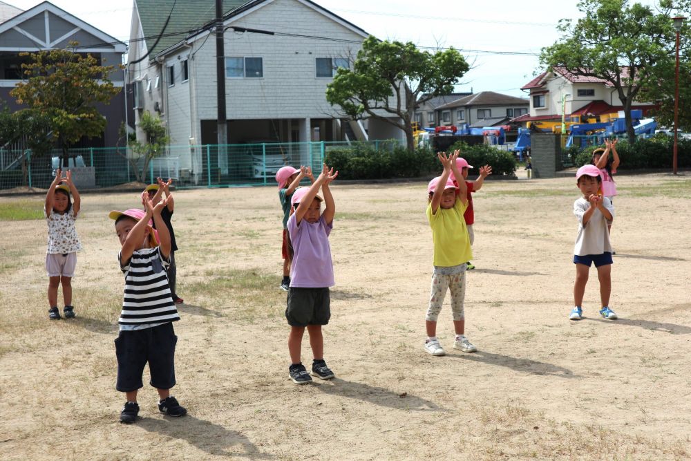 「おしりフリフリしたい」
「ジャンプしたい」
「やさいーずの踊りみたいな動きいれたいね」

踊りたいポーズや動きなど、アイディアを出し合い
振り付けを組み合わせて踊る♡