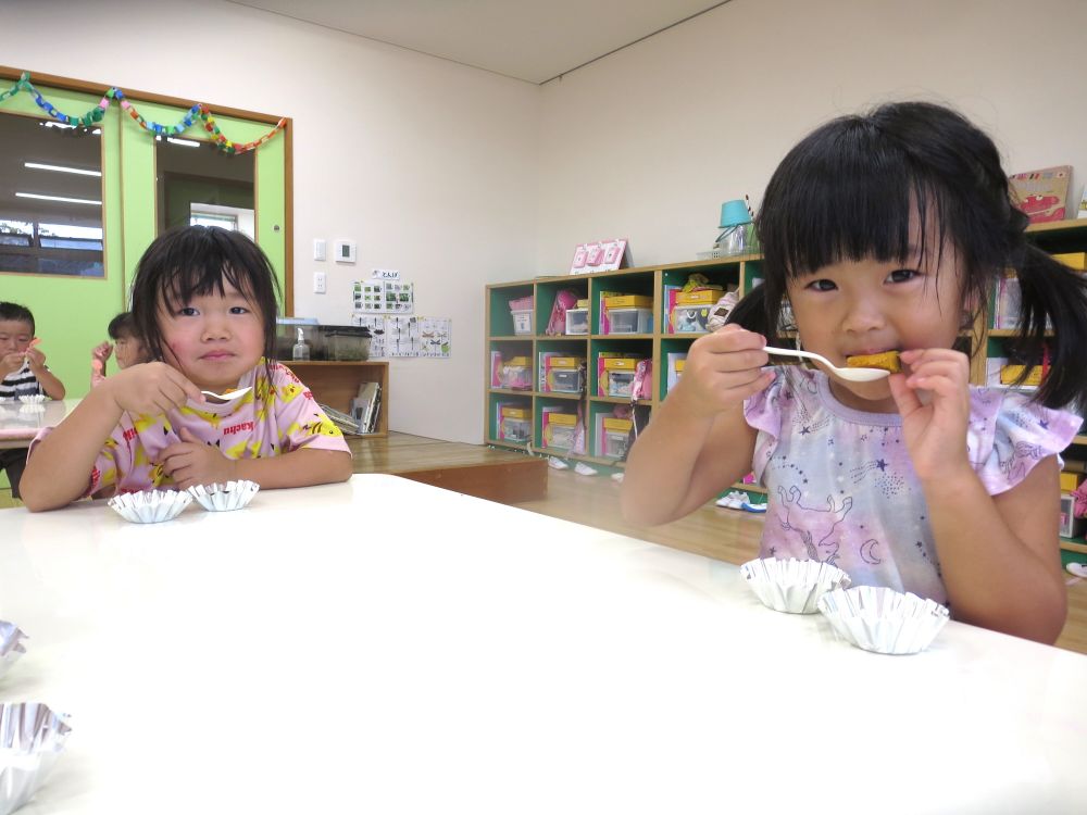 園に備蓄されている食品は3種類ありますが、そのうち【白粥】と【かぼちゃの煮物】を試食してみました。
常温保管なので、温かい給食とは違いますが、子ども達の反応は・・？

「かぼちゃ、しょうゆの味がするー」
「おかゆは、おもちみたいな味じゃね」
「おかゆ、初めて食べた！おいしかったけぇ、今度買ってもらぉ♡」
と、意外と喜んで食べてくれました♪
