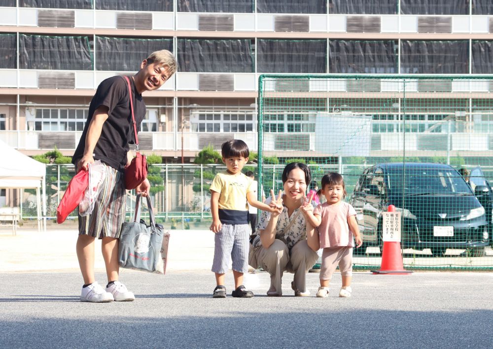 0・1歳児運動会の朝、暑さが少し残るけれど、気持ちよく晴れました！
楽しみな顔・・・　ドキドキの顔・・・　色々な表情がみられます
さあ、0・1歳児運動会はじまるよ～‼


おはよ～‼
家族みんないい笑顔♪


