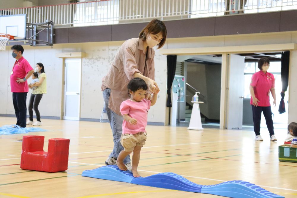 ヒヨコ組は、車の次は大好きなワニさんの平均台
バランスをとるのが難しい…
今日は手伝ってもらって進みます！

平均台の後は、かけっこでゴール‼
お家の人と一緒にギュー♡っと抱っこしてもらって、嬉しそうでした