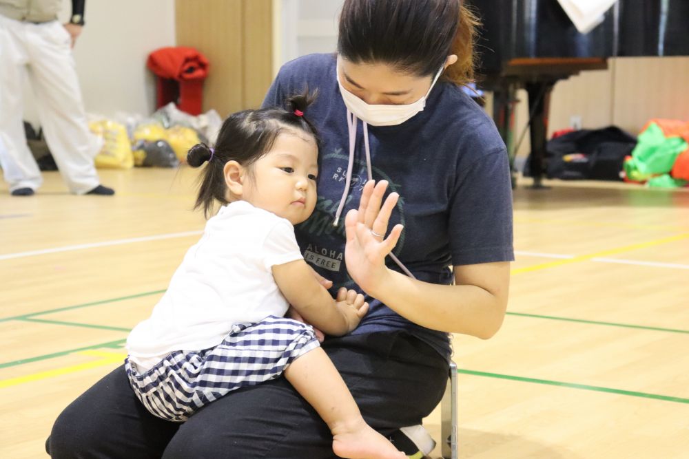 お母さんの優しいまなざし♡
ちょっと緊張していたけど…　お母さんのひざの上でタッチできるかな♪