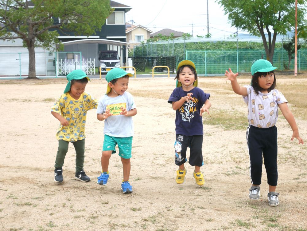 大好きな曲で・・・　大好きな友達と・・・
みんなで一緒に踊ることが楽しい♡



振り付けは子どもたちと先生とで一緒に考えました
『このポーズいいよね？』
『こんなのしたい』
『みんなでオーって言おう？』
みんなのアイディアを取り入れた踊りの完成です

