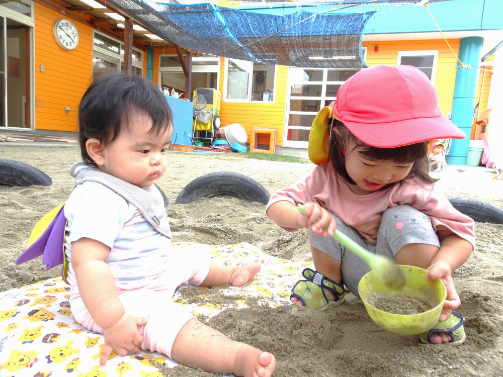 ウサギ組のAちゃんの表情を何度も確かめながら、ご飯を作るYちゃん
完成すると・・・
　「あ～ん」
スプーンで口の前まで運んであげる姿も♡
ごちそう作りを通して、異年齢との関わりも楽しむ！