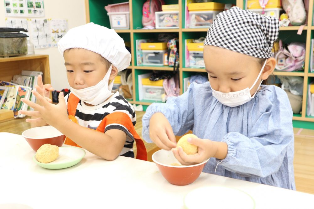 最後にきなこをまぶします
普段から泥だんご作りに夢中になっているゾウ組のみんな・・・
「さら粉をかけるみたい！」
慣れた手つきです♡