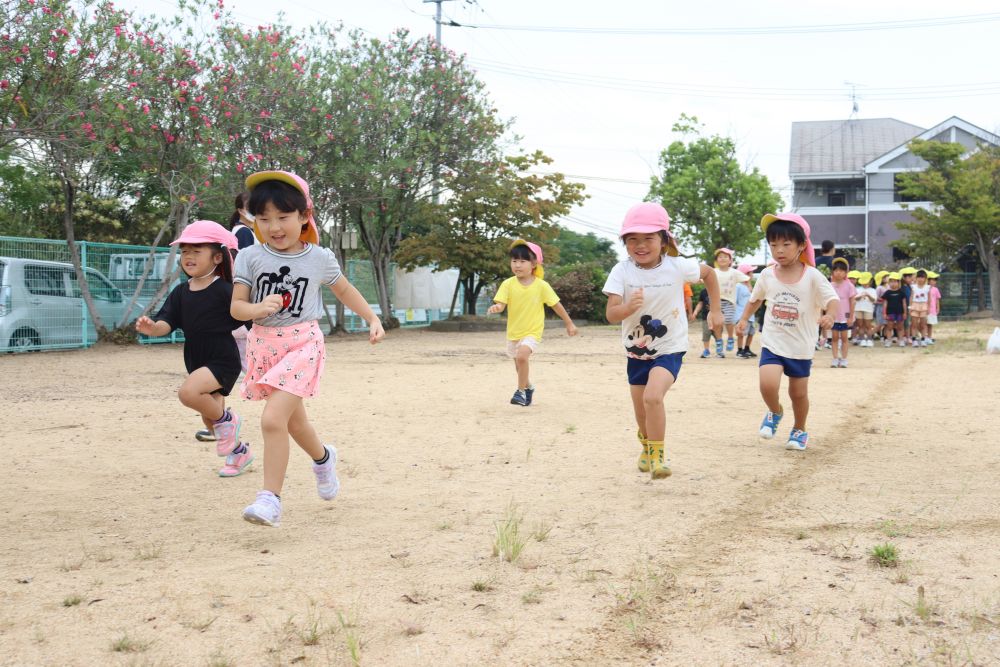 高西公園にて・・・

よーいドン！
天気もなんとかなり、4歳児と5歳児でかけっこをしました
みんな良い表情です