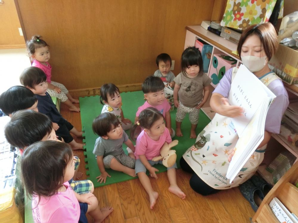 1歳児　ヒヨコ組
　　『おやさい　どうぞ』

食べ物の名前を覚えてきたヒヨコ組さん🍅
「にんじん！！」　「じゃがいも！！」　得意気に答えてくれます♬
しかけ絵本になっていて、野菜をペリっとめくると・・・
皮をむきむきむき・・・

ページをめくると、トントントン・・・
野菜を切って・・・
子どもたちも上手にトントンと切るマネをしています♬

最後にみんなの大好きな　「カレーライス」が完成🍛
