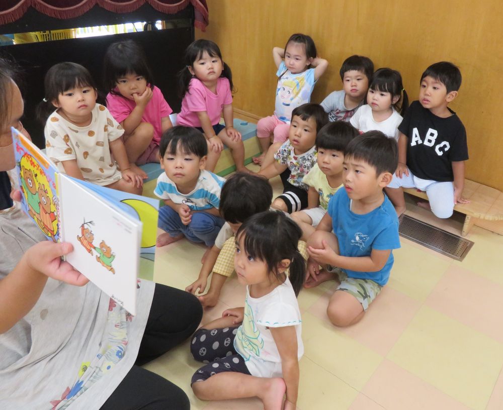 2歳児　クマ組
　　『おつきみって　おいしいね』

よるに　だんだん　まるくなって…
きいろくって　きれいで…
おいしいものが　たべられる・・・それってなんだろう？
十五夜お月様。今年もきれいな満月がみれたかな？

「おだんごたべるんよね～」と『月より団子』のくま組さんです🍡