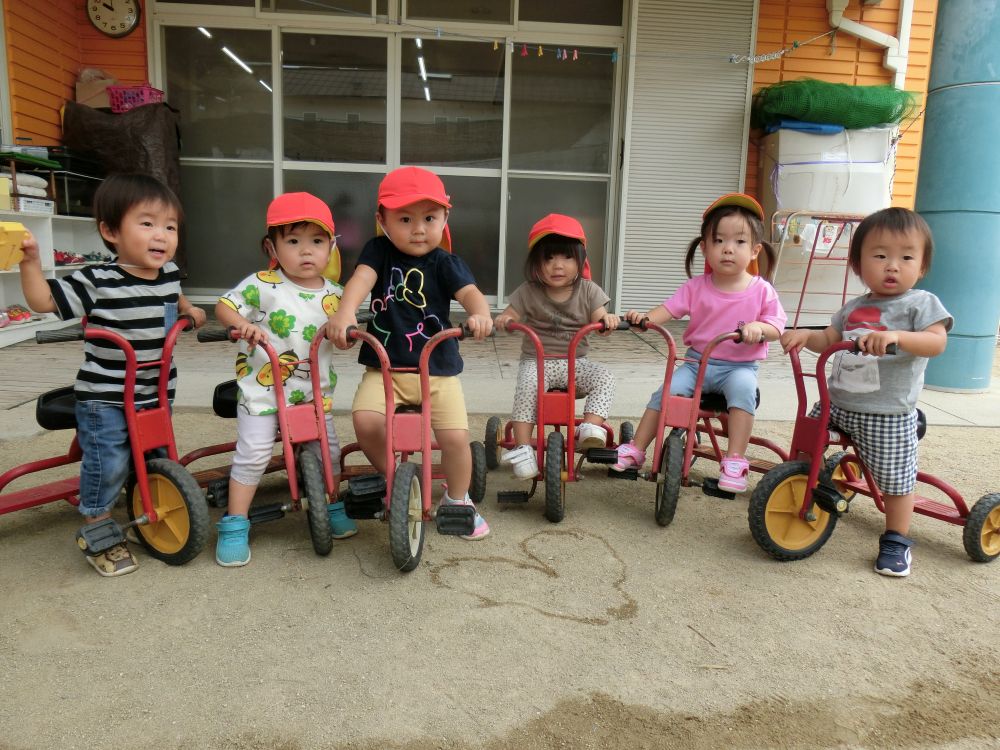 みんなで並んで・・・

レッツゴー！！！🚴
久しぶりの三輪車に嬉しそうなヒヨコ組さん達♬



