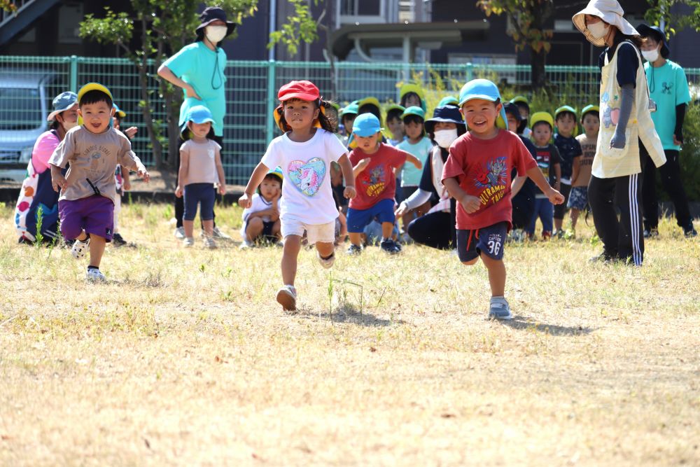 初めての場所…　ドキドキのかけっこ！



高西公園に散歩
お兄ちゃんお姉ちゃんたちのかけっこを応援した後クマ組さんも挑戦！

遊びやマラソンの中で走った事はあるけれど
こんなに広い所でみんなに見られながら走るのは初めて


名前を呼ばれて「よ～いドン」

