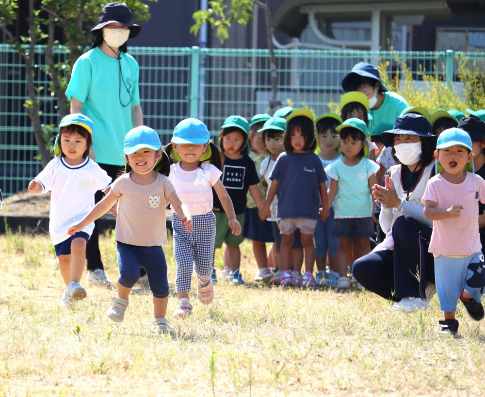 大好きな先生のところまで走れ～！！

走りだすとその顔はニコニコとびきりの笑顔♡
運動会が楽しみですね♡