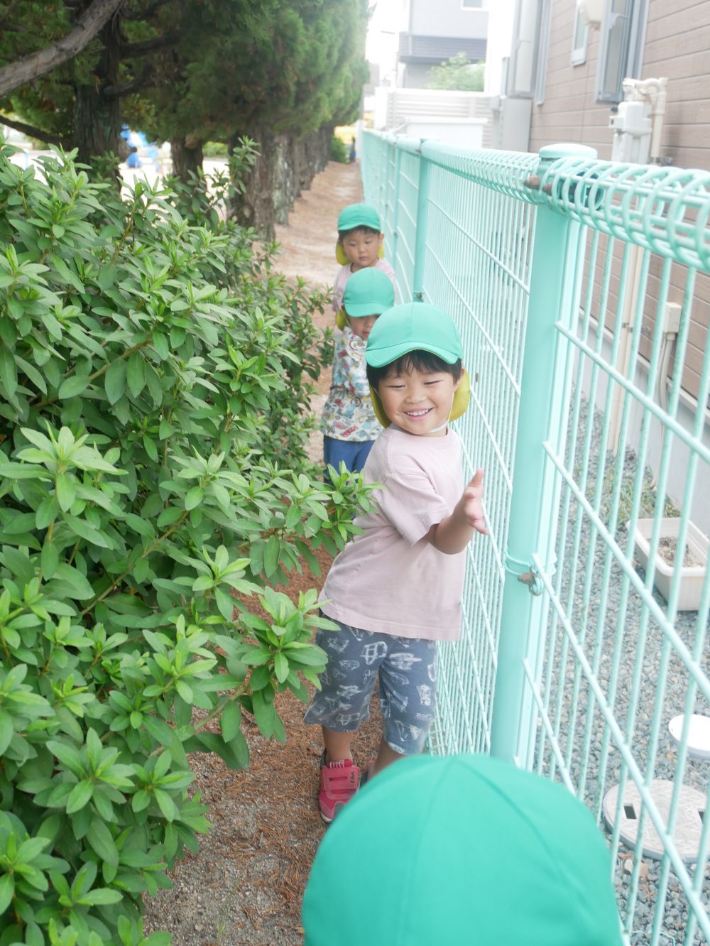 いつも行く高西南公園のあちこちには
秋がいっぱい♡
それぞれの子が　“秋みつけ”　を楽しんでいます



『探検隊！探検隊！』
『ぼくらは探検隊♪』
『何かいいものないかな？』
歌いながら歩く♪
狭いところが大好きな子どもたち
それだけで気持ちがワクワクするね

