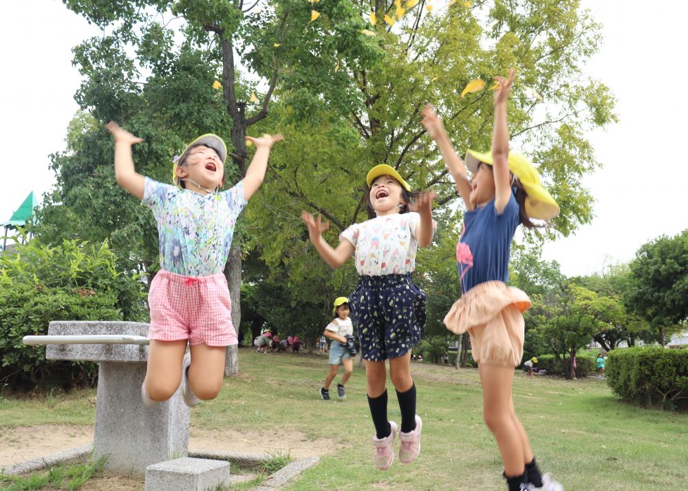 ここ最近は運動会を意識しての保育内容ですが・・
今日は運動会を忘れて、東尾道公園に秋探しにきました



少しの落ち葉を集めて落ち葉シャワー！
落ち葉が少ないからか・・・？
笑顔と躍動感が素敵です