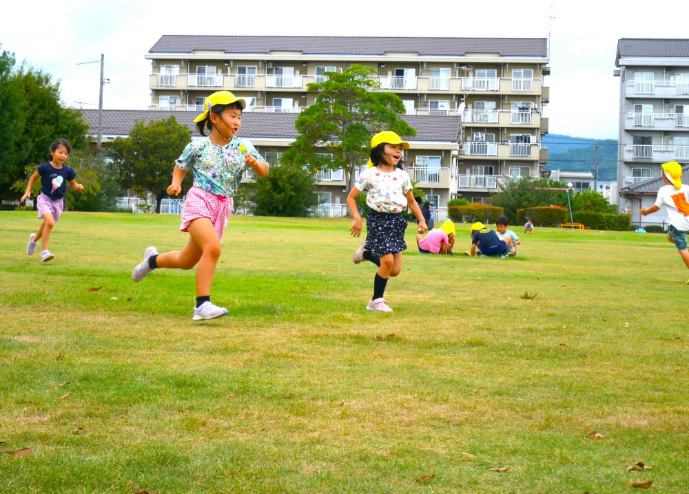 見つけたのは木の枝と藤の実
みんなで話し合いチームやルールを決め
バトンに見立てて自然と始まるリレーごっこ♪
やっぱり運動会が楽しみなのかな…♡