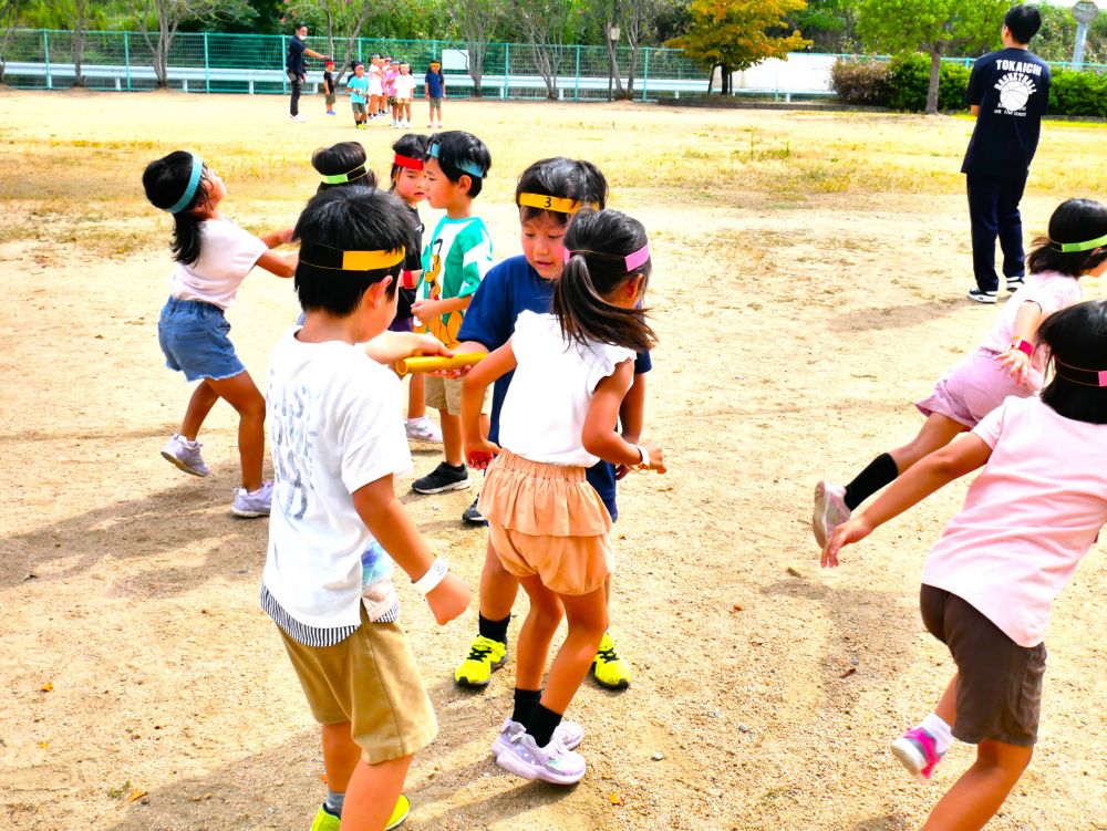 運動会に向けて期待や意欲を持ち、
自分の力を発揮することを楽しむ



最初は初めてのバトンに戸惑う姿もありましたが、
バトンの渡し方を話し合ったり、走順を考えたり
リレーを繰り返す中でバトンが繋がる喜びを感じ
仲間と一緒に走ることを楽しんでいます


