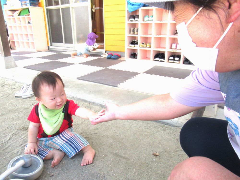 ウサギ組に新しい友達が増えました♡

日に日に園生活にも慣れ笑顔も良くみられるようになって、気になる場所、物に触れ楽しむ姿が多く見られるようになって来ています



先生が「Rくん」と名前を呼ぶと…
最近「ハーイ」と笑顔で笑いかけてくれるように♡
先生と一緒に手と手を合わせて楽しそうに微笑見合う…♡
