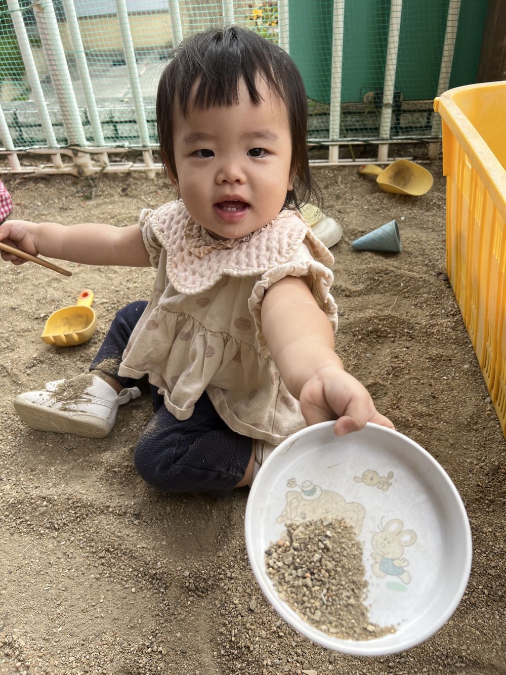 お外遊びが大好きなウサギ組さん
スコップで上手に砂をすくってお皿へ・・・
はーいと渡してくれるTちゃん
ありがとう💓