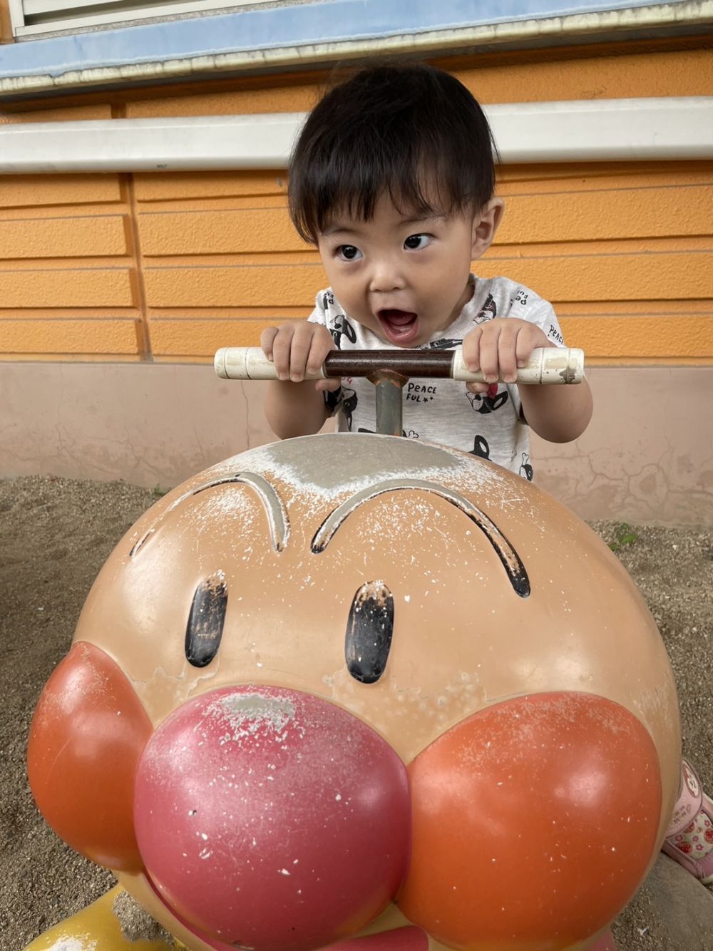 アンパンマンに上手に乗れたAくん
先生が♪バスに乗ってゆられてる～♪と歌うと
とってもノリノリでした！！