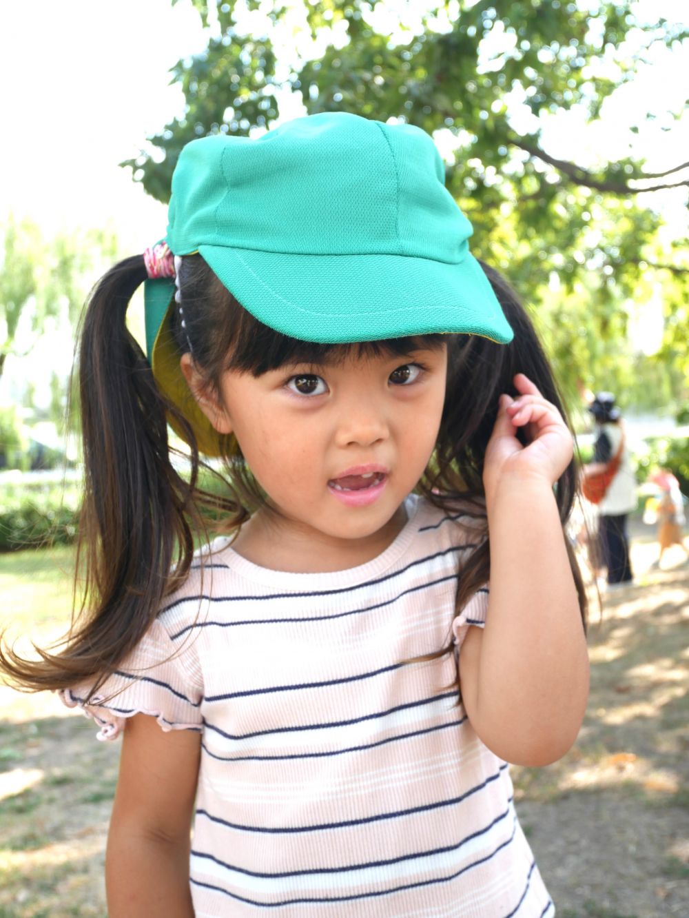 それぞれの子が公園の中で
色々な発見を楽しみました



『このどんぐり振ってみたら音がする』
『中に何か入っているのかな？』
不思議そうにドングリを何度も
耳元で鳴らしているAちゃん