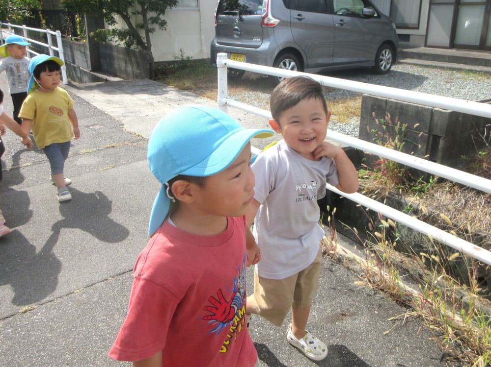 「風が吹いて、吹き飛ばされそう！」
「あ！風で帽子が脱げちゃった！ははは！」

秋の風は涼しくて気持ちいい♡
友達と一緒に風の心地よさを感じながら歩きます