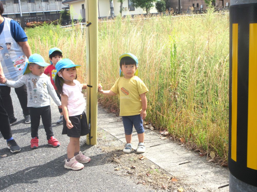 「どうしよう・・・」
電柱のポールに阻まれて動けなくなってしまいました
しっかりと握られた手は簡単に離せない・・・

大丈夫！
「こっちから行けばいいよ！」
周りの子が気づいて助けてくれました♡