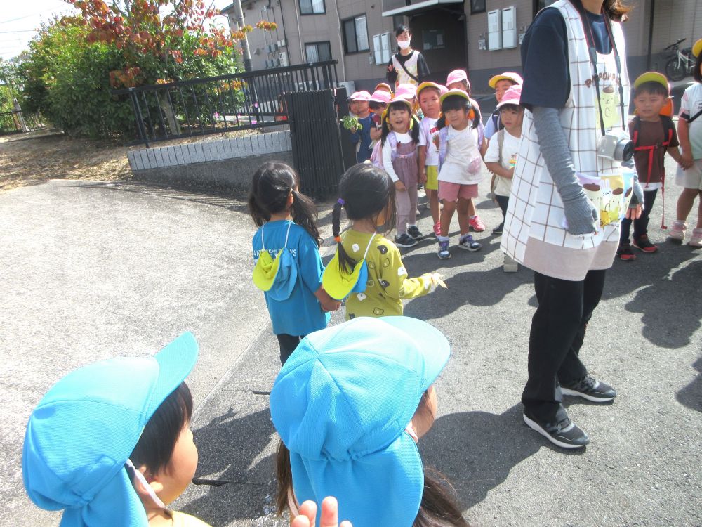 「おかえり～！」
散歩から帰るゾウ組さんと出会い、大喜び♡

どんな道もみんなで歩くとワクワクとドキドキがたっぷりです♪