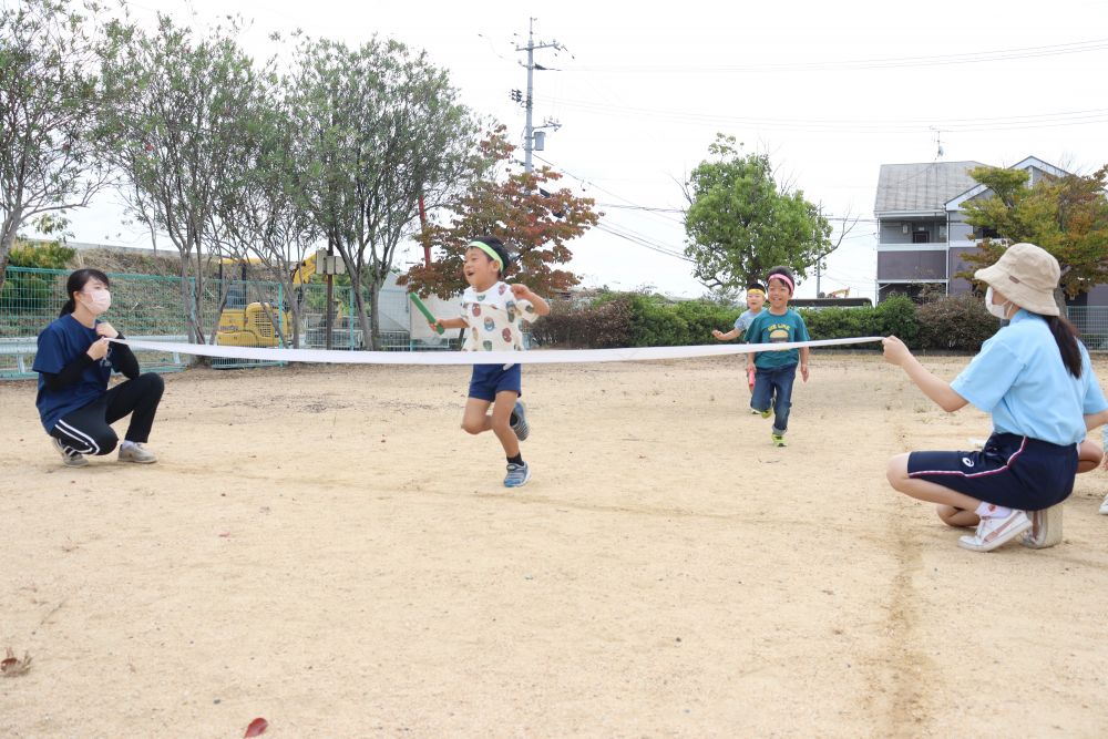 心配はよそに、元気いっぱいの子ども達
今日も高西公園の広場を笑顔で駆け抜けます