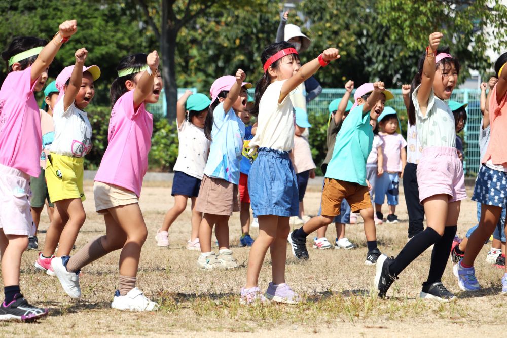 「今年のテーマは　“　みんな　かがやく　”に決まったよ」
そぅ聞いて・・　ー　みんな　かがやけではなくて？　ーと　ふと疑問に思う私

毎年テーマは、５歳児キリン組さんが話し合って決めます
疑問に思ったら　まず子どもたちに聴いてみる

ー　「テーマが、みんなかがやくと聞いたんだけど、どんな運動会にしたくてこのテーマになったか聞いてもいい？」　ー

そぅ聞くと・・　
「ソーラン節をかっこよく踊る姿を見てもらいたい」
「リレーとかかけっことか最後まで頑張って走るから」
「クレーンゲームをチームで頑張って勝ちたい」
「キリン組だけでなくて、どのクラスも頑張って欲しい」
「それがみんな輝くということ」　と・・沢山の意見
