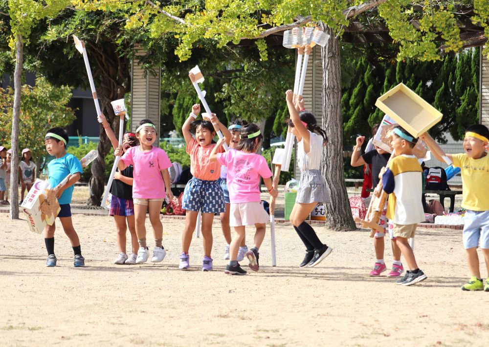 運動会当日・・
緊張して表情が硬くなったり・・　涙が出たり・・
喜んだり・・　応援したり・・　笑ったり・・　色々な子どもたちの姿があると思います

グラウンドいっぱい　“みんな　かがやく”　姿に
どうぞ温かい声援と沢山の拍手をお願いします♡


あとは・・天気　晴れますように♡